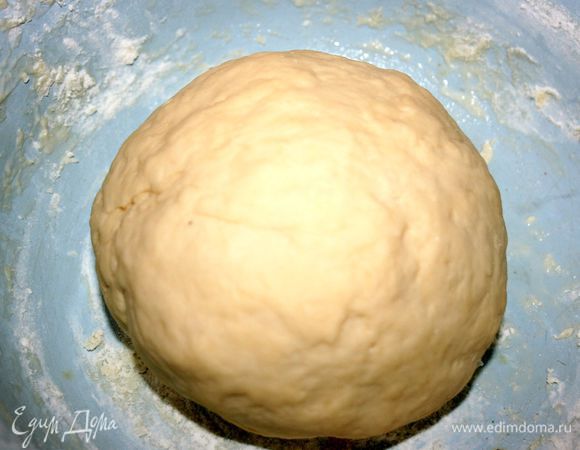 Развести дрожжи в теплом молоке, добавить сливочное масло, соль, сахар и кардамон. Размешиваем и постепенно всыпаем муку. Замесить тесто. Накрыть полотенцем и поставить в теплое место на 1,5-2 часа, пока тесто не увеличится вдвое.