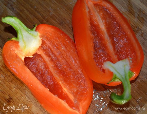 Перца разрезать вдоль, убрать семена. Хвостики обязательно сохранить ))