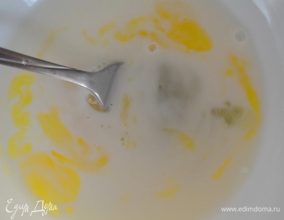 Яйцо взбить с молоком вилочкой, добавить соль и перец. 