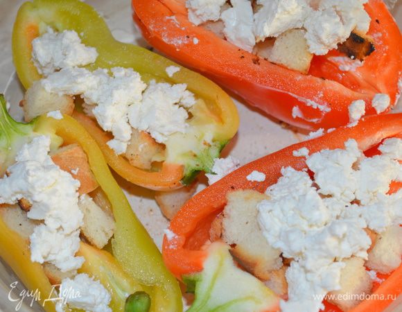 Затем выкладываем кусочки брынзы...или феты