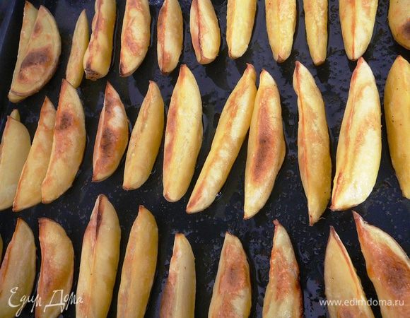 Поставить  в разогретую  духовку и запекать до тех пор, пока картофель не станет  золотистого  цвета.