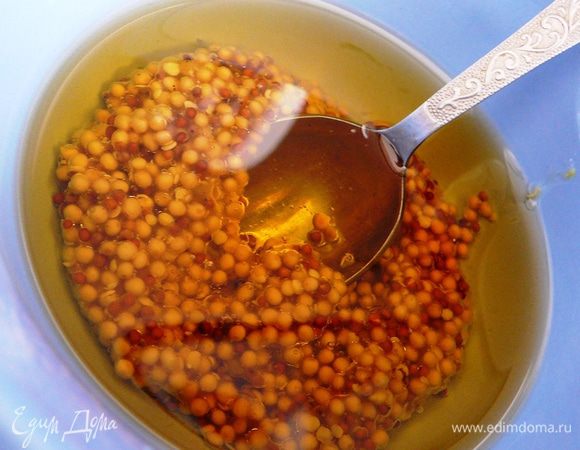 Для заправки смешать растительное масло, горчицу, лимонный сок и соевый соус.