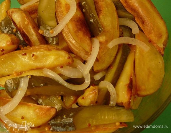 Картофель слегка остудить, смешать с огурцами и луком. Заправить... И есть с удовольствием))) Приятного аппетита!!!