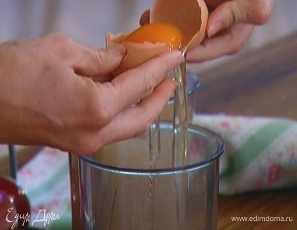 Белки отделить от желтков.