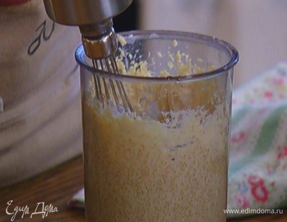 Взбить миксером 125 г предварительно размягченного сливочного масла и 125 г сахара.