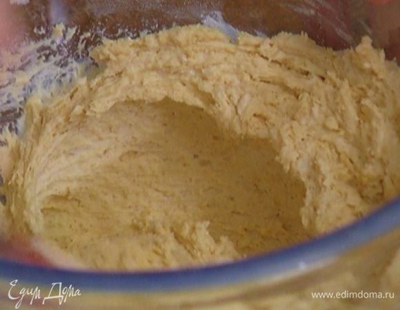 Добавить муку с разрыхлителем, сметану, ванильный экстракт и все вымешать.