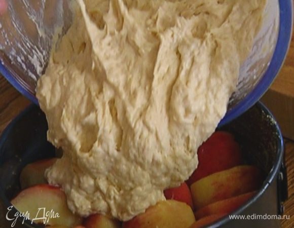 Выложить тесто на персики, разровнять и отправить в разогретую духовку на 40 минут.