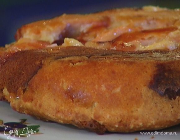 Пирог слегка остудить и перевернуть форму на тарелку.