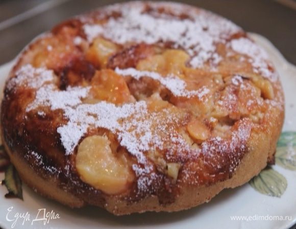 Готовый пирог посыпать сахарной пудрой.