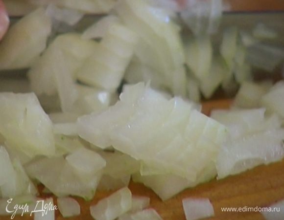 Лук почистить и мелко порубить.