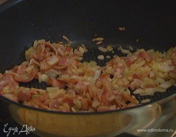 Разогреть в сковороде сливочное масло, выложить лук и бекон  и обжарить до золотистого цвета.