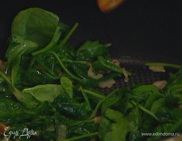 Добавить шпинат (резать его не нужно), обжаривать 1–2 минуты, затем уменьшить огонь, посолить, поперчить.
