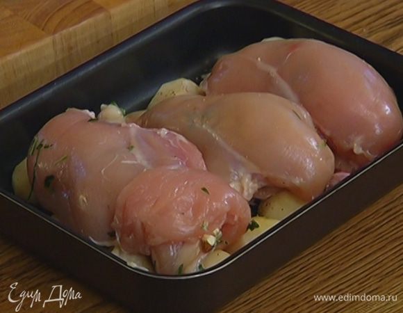 Начинить грудки миндально-тархуновой смесью, скрепить зубочистками, выложить на топинамбур с чесноком и сбрызнуть оливковым маслом.