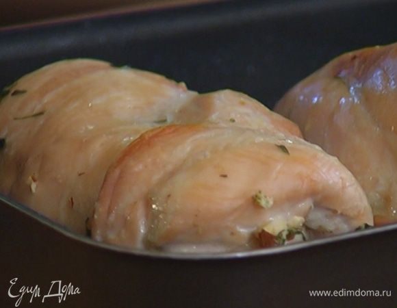 Запекать грудки в разогретой духовке 25–30 минут.