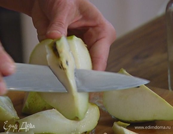 Груши, удалив сердцевину, разрезать на 4 части.