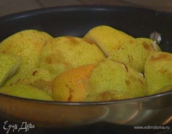 Добавить груши и дать им закарамелизироваться со всех сторон.