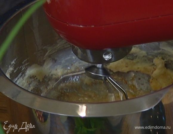 Приготовить тесто: оставшийся сахар и 150 г предварительно размягченного сливочного масла соединить в чаше комбайна и взбивать на небольшой скорости.