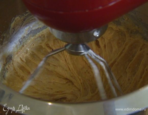 Не прекращая взбивать, всыпать 1/4 ч. ложки соли, кардамон и разрыхлитель.