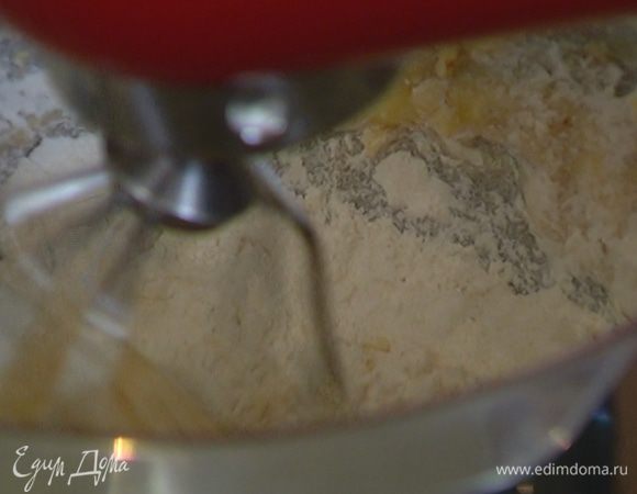 По одному ввести яйца, всыпать небольшими порциями молотый миндаль и муку и вымешивать до получения однородной массы.