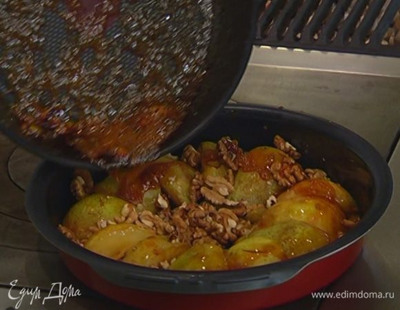 Полить карамелью груши с орехами.