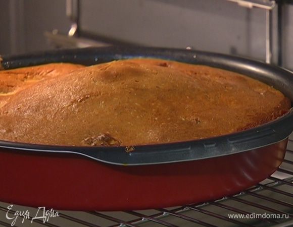 Отправить пирог в разогретую духовку на 45–50 минут.