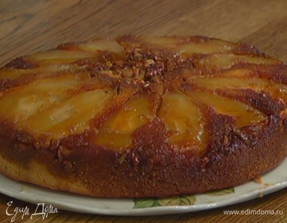 Готовый пирог слегка остудить, затем перевернуть дном вверх на тарелку.