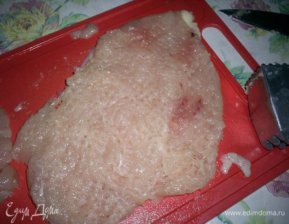 Каждую часть отбить молотком. Не переусердствуйте с отбиванием - постарайтесь не порвать мясо)