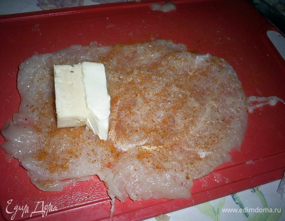 Масло и сыр нарезаем на одинаковые брусочки по количеству котлет. Каждую отбитую заготовку натираем солью и посыпаем любимой приправой (по желанию). У меня была приправа для курицы. На край заготовки выкладываем   по кусочку масла и сыра и сворачиваем ее рулетиком.