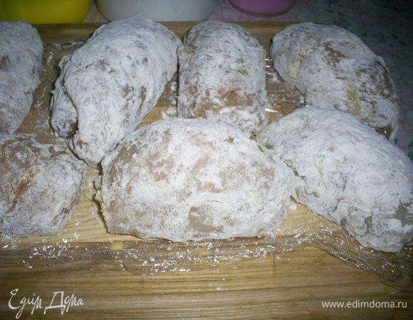 Яйца взбиваем вилкой с солью. Насыпаем в мисочку немного муки для первого слоя панировки. Каждую котлетку обмакиваем во взбитые яйца и затем обваливаем в муке. Выкладываем котлетки швом вниз и отправляем минут на 20 в холодильник.