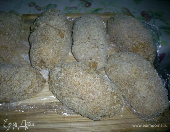 Затем каждую котлету вновь обмакиваем в яйцо и панируем в панировочных сухарях. Отправляем котлетки в холодильник на 10 минут.