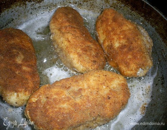 Жарим наши котлетки в разогретом подсолнечном масле примерно по 5 минут с каждой стороны. Масла должно быть такое количество, чтоб котлеты наполовину были им покрыты.
