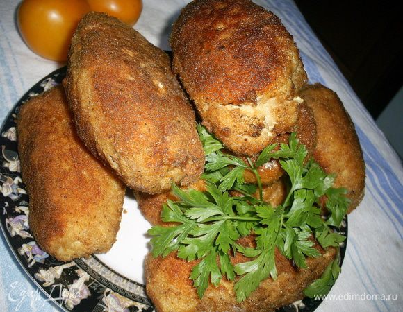 Зовем гостей, если они сами еще не сбежались на сногсшибательные ароматы. Подаем котлеты горячими. Приятного аппетита!