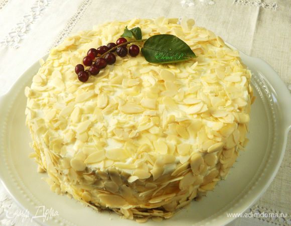 Перед подачей обсыпать торт миндальными хлопьями .
Можно обойтись только сметанным кремом, но тогда белая прослойка  на разрезе более тонкой получается, а мне хотелось сделать торт повыше, с чёткими слоями. Миндальные лепестки тоже не обязательный компонент, а  для более праздничного случая.