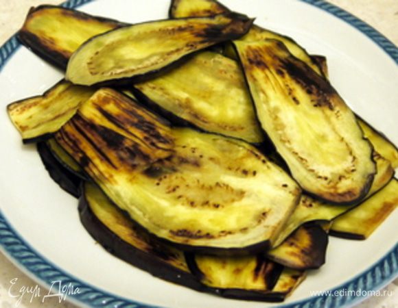 Обжарить, смазав с двух сторон оливковым маслом, баклажаны 
