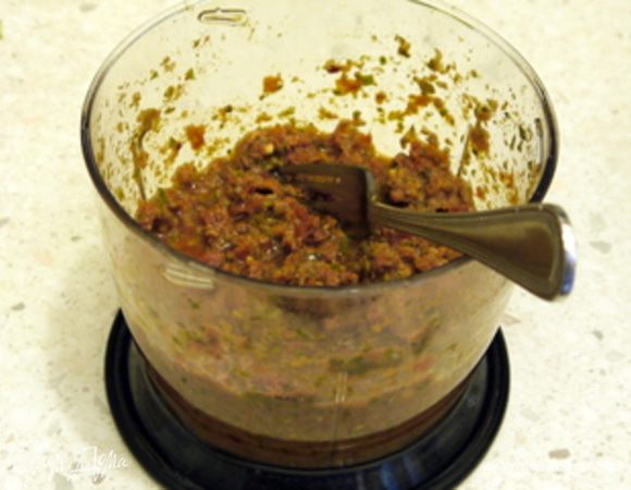 Приготовить красное песто: в блендере смешать вяленые помидоры с каперсами, анчоусами, чесноком, 10 листиками базилика, щепоткой пеперончино и орегано. Добавить столько оливкового масла, чтобы получился густой кремообразный соус.
Возможно использовать уже готовый соус Pomodori secchi e aglio / Соус с высушенными на солнце томатами и чесноком. В таком случае, к содержимому баночки соуса нужно добавить в блендере анчоусы, каперсы, пеперончино и орегано.