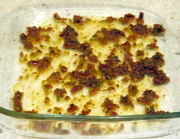 Смазать дно формы для запекания тонким слоем красного песто.
