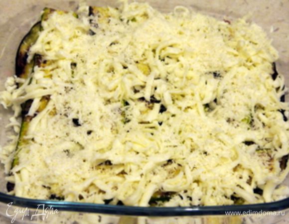 На цукини - тертую или измельченную моцареллу и пармиджано.
