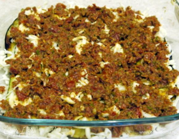 Повторить слои, пока не закончатся ингредиенты.

Запекать при 180° около 35 минут.