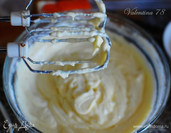 Перетертый творог соединила с сыром,добавила яйцо и сахар, взбивала  до однородности минуты 3. Влила молоко и просеянную муку с содой. Еще раз взбила.