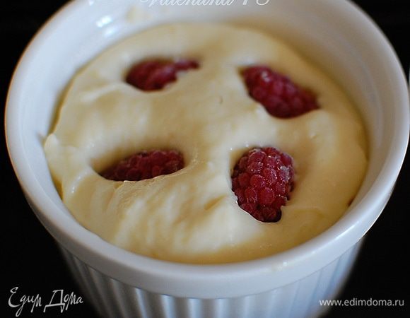 Формочки обильно смазала сливочным маслом.Выложила  смесь в формочки на 3/4. Вдавила малинку (4 шт.),