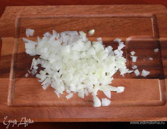 Лук почистить, мелко порезать. 
