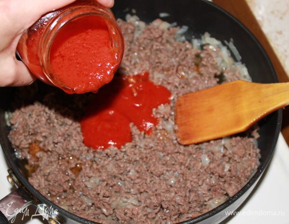 Разогреть оливковое и сливочное масло, обжарить в нем лук в течение 3 минут до прозрачности. Добавить фарш, посолить. Тушить до готовности. Добавить  соус-основу для БОЛОНЬЕЗЕ (BASE PER BOLOGNESE), накрыть крышкой. 