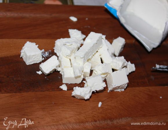 Добавить к мясу сыр фета, перемешать. 