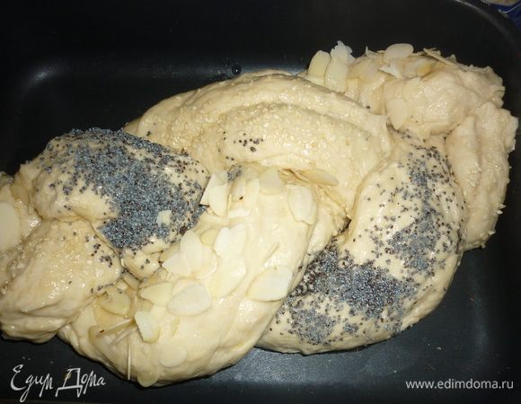 Жгуты между собой аккуратно переплести, чтобы посыпка осталась на месте. Отправляем плетенку в духовку на 50 минут при 190°C.