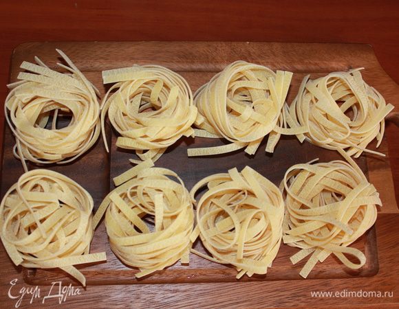 Отварить тальятелле в подсоленной и подмасленной воде, откинуть на дуршлаг (крышкой ни в коем случае не накрывать). Смешать макароны с мясным соусом, сбрызнуть немного оливковым маслом. 