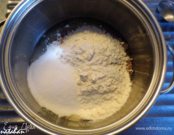 Включить духовку нагреваться на 180 градусов. В небольшой кастрюльке соединить все ингредиенты для теста