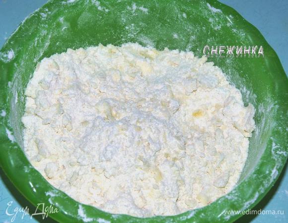 Приготовьте тесто. В миску насыпьте муку. Добавьте соль и сливочное масло. Разотрите пальцами в крошку.