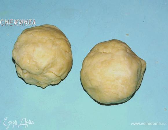 Добавьте воду, перемешайте и быстро замесите тесто. Разделите его на 2 шара — один больше другого. Заверните их в пищевую пленку и отправьте в холодильник на 1 час. Тесто можно приготовить вечером и держать в холоде до утра.