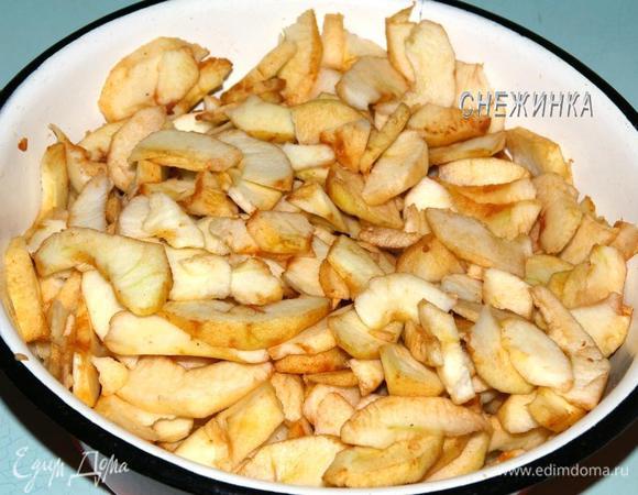 Яблоки очистите от кожи и семян. Нарежьте тонкими дольками.