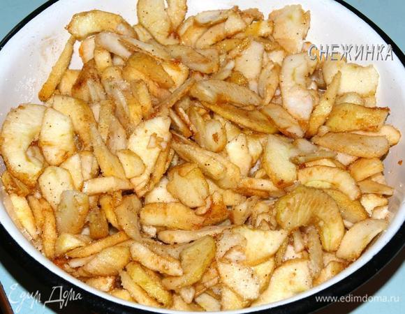 Смешайте с лимонным соком, сахаром, корицей и ванилином. Дайте постоять 15 минут, чтобы выделился сок.